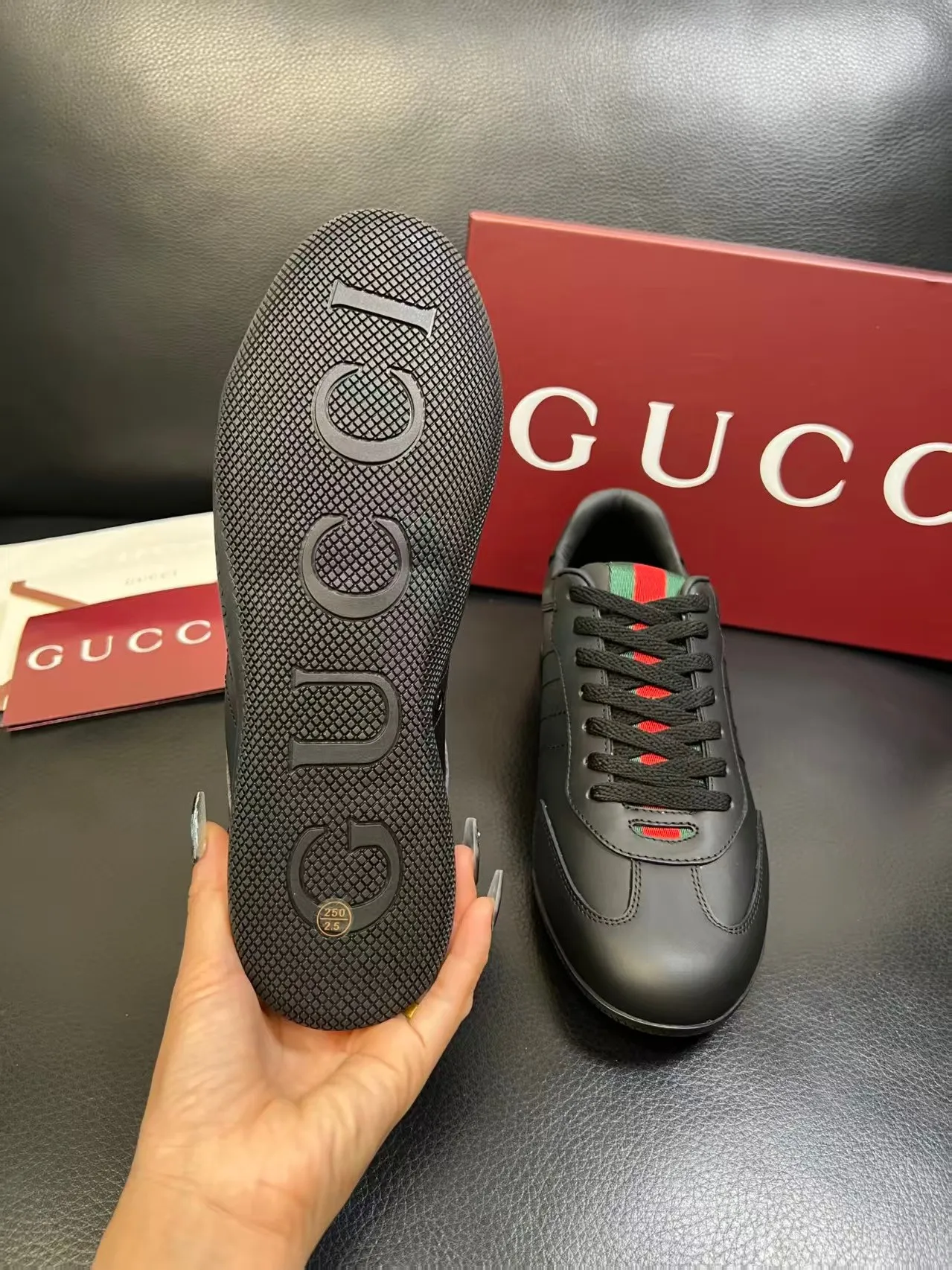 P420 new men's shoes GUCCI [Lightning] latest shoes are shipped. Original quality, fashionable, special material, sheepskin lining, brand new packaging. The foot feels super comfortable and the workmanship is impeccable. Size: 38-45